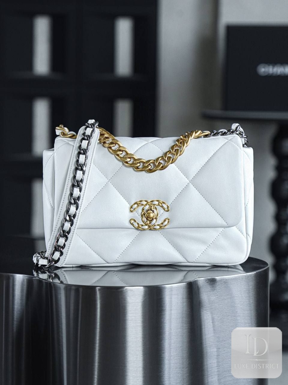 CHANEL 19 Bag в белоснежном исполнении - Small