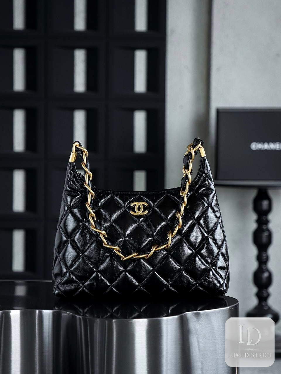 CHANEL 24A Hobo Bag в чёрном - Large