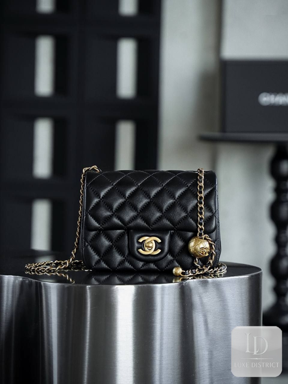 CHANEL Mini Flap Bag с золотой сферой - Black