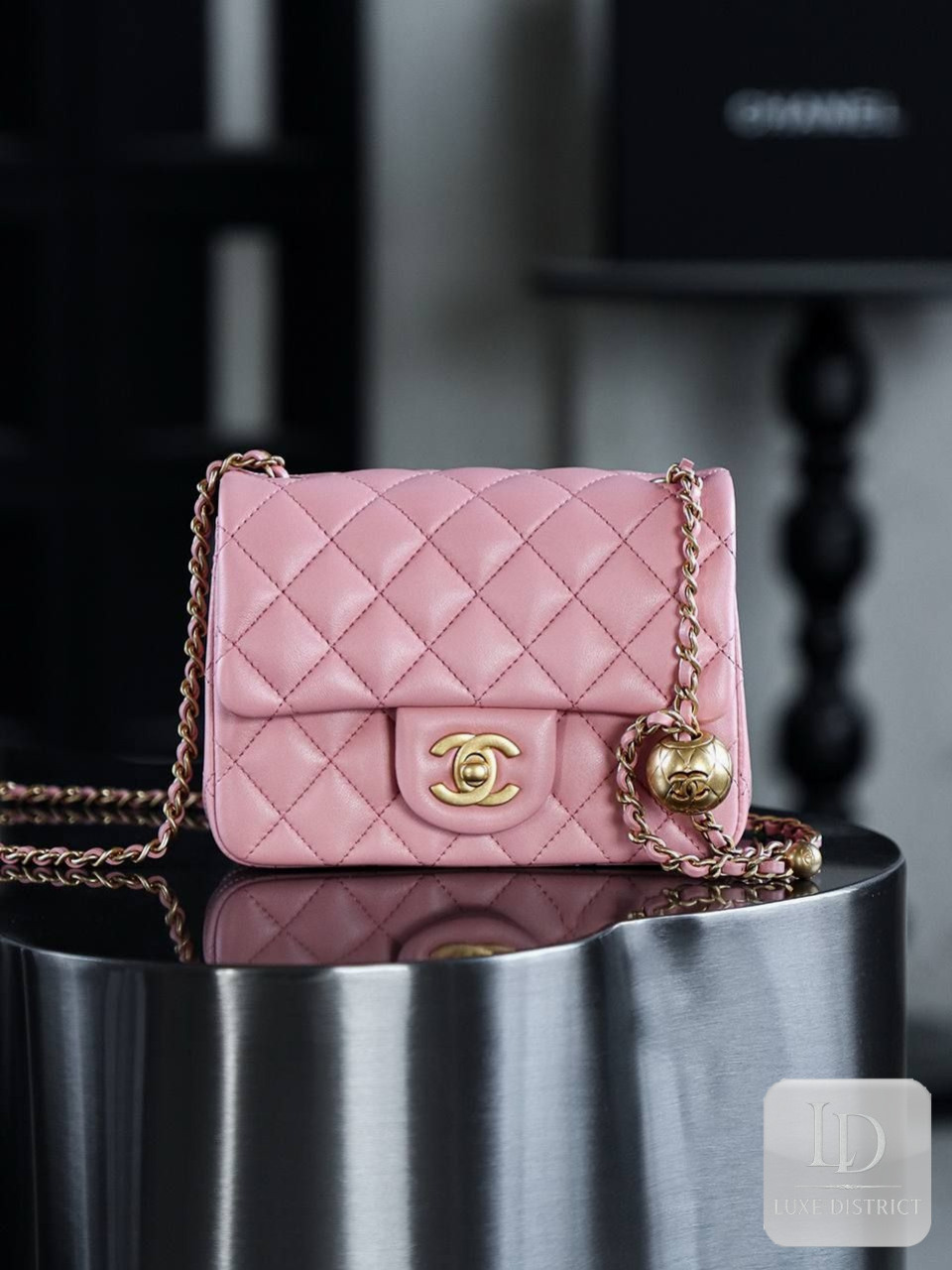 CHANEL Mini Flap Bag с золотой сферой - Pink