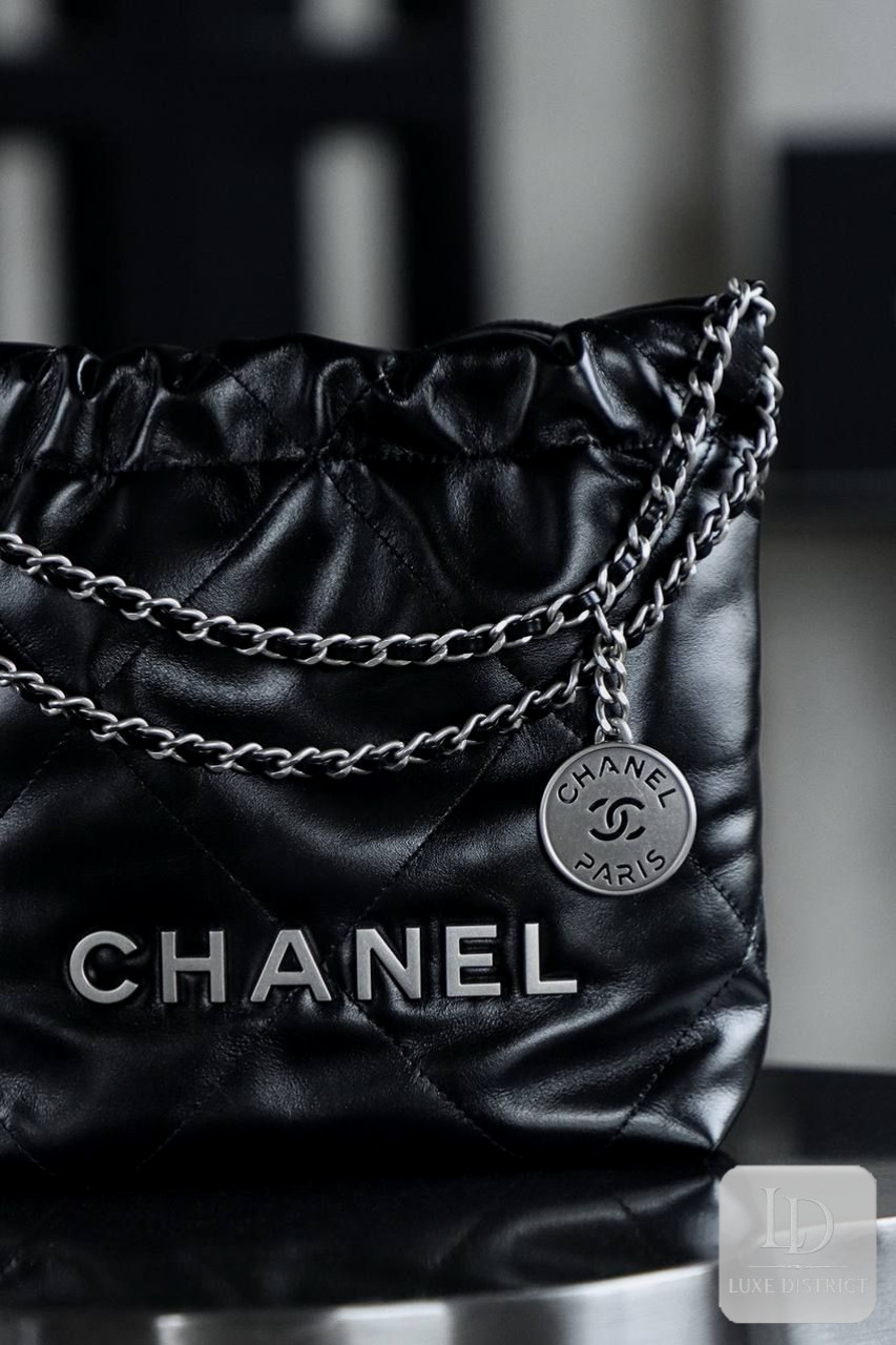 CHANEL 22 Mini Bag в серебристом исполнении