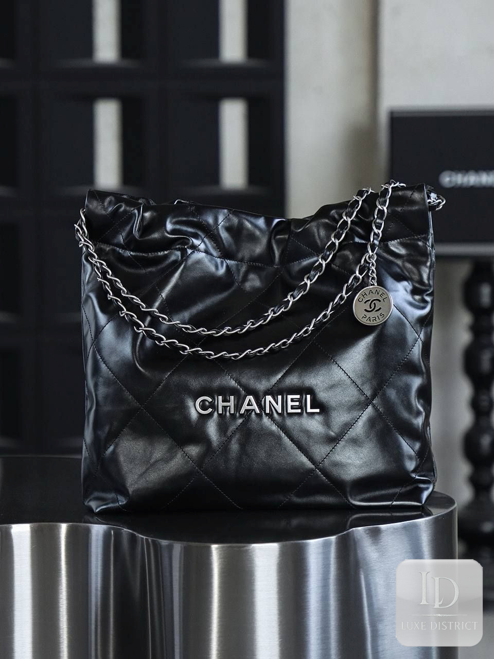 CHANEL 22 Small Bag в серебристом исполнении