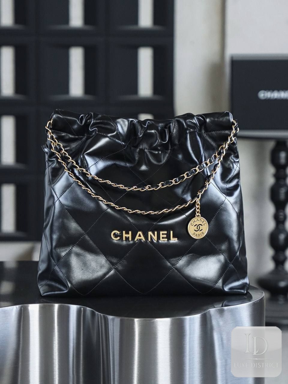 CHANEL 22 Medium Bag в золотистом металлике