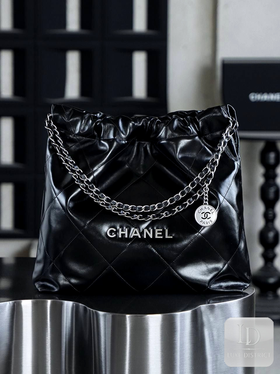 CHANEL 22 Medium Bag в серебряном металлике