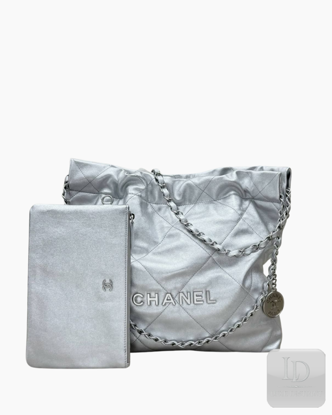 Chanel 22 Small Tote в серебристом металлике